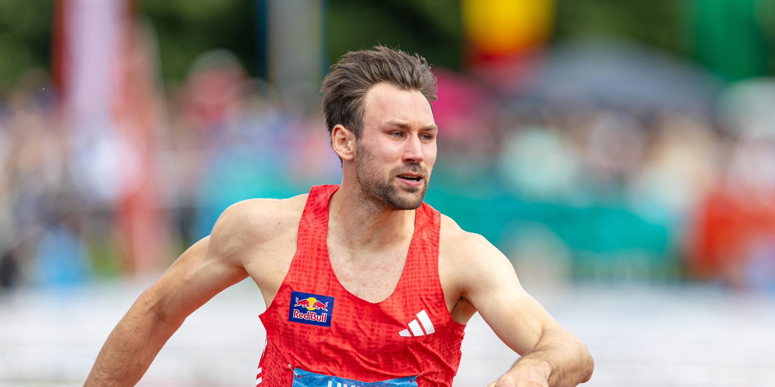 Niklas Kaul beim Hürdenlauf.