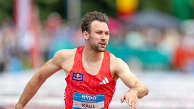 Niklas Kaul beim Hürdenlauf.