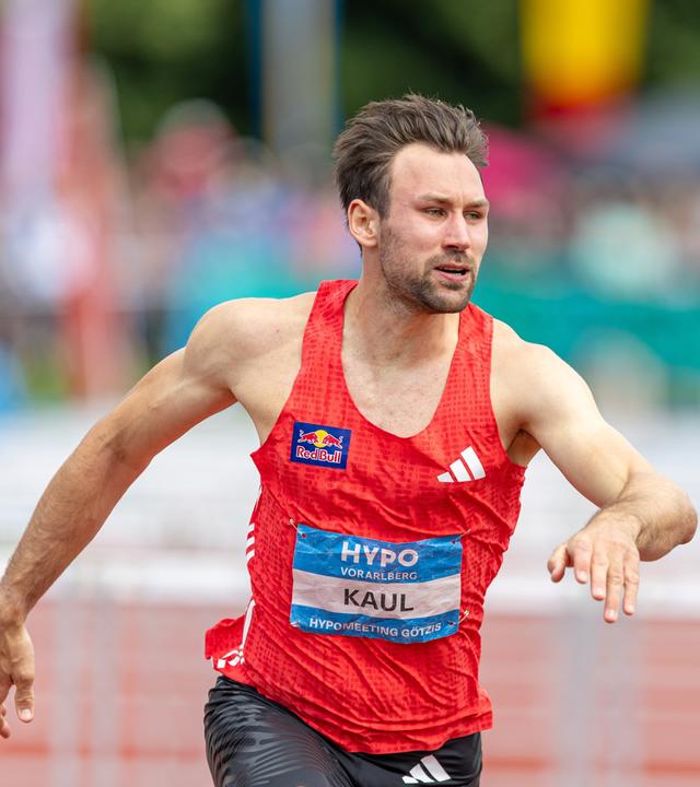 Niklas Kaul beim Hürdenlauf.