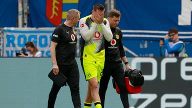 Fußballer Niklas Süle (Borussia Dortmund) geht vom Spielfeld und hält sich die Hände vor sein Gesicht am 18.04.2026 in Sinsheim.