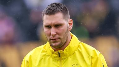 Fußballer Niklas Süle (Borussia Dortmund) blickt ernst vor sich während eines Spiels gegen den FC Augsburg am 14.03.2026.