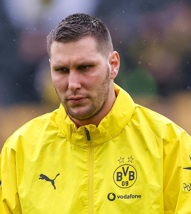 Fußballer Niklas Süle (Borussia Dortmund) blickt ernst vor sich während eines Spiels gegen den FC Augsburg am 14.03.2026.