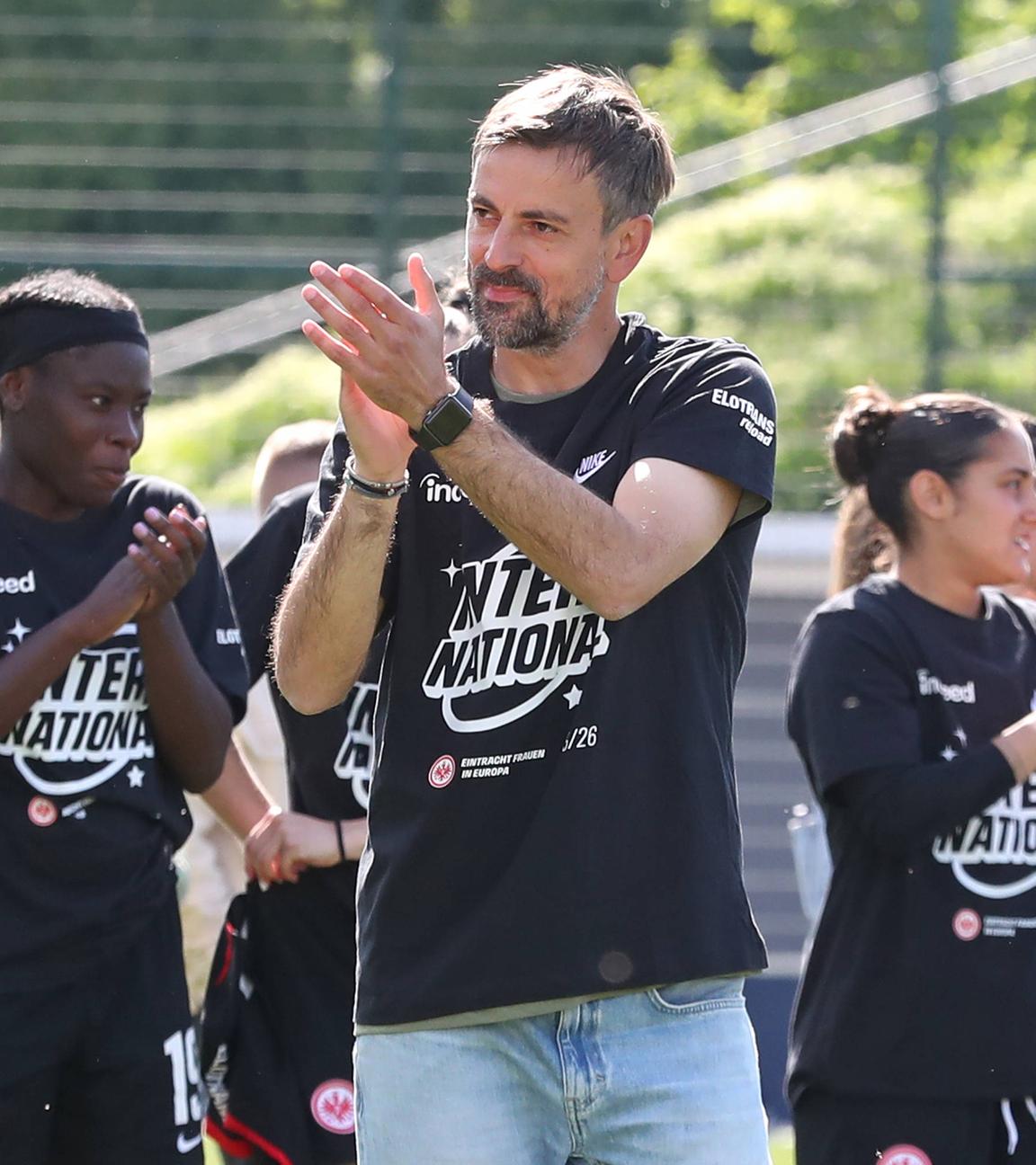 Trainer Niko Arnautis (Eintracht Frankfurt) klatscht zu den Fans.