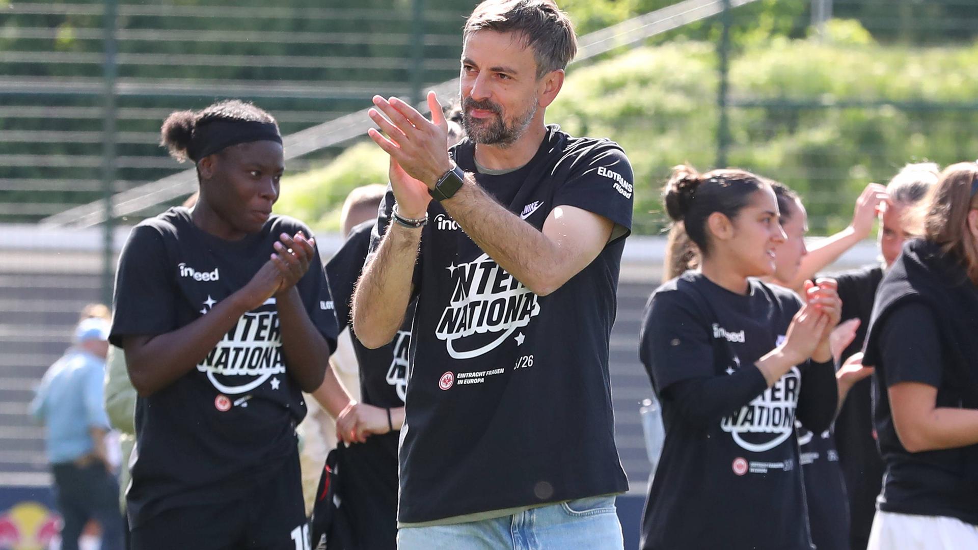 Trainer Niko Arnautis (Eintracht Frankfurt) klatscht zu den Fans.