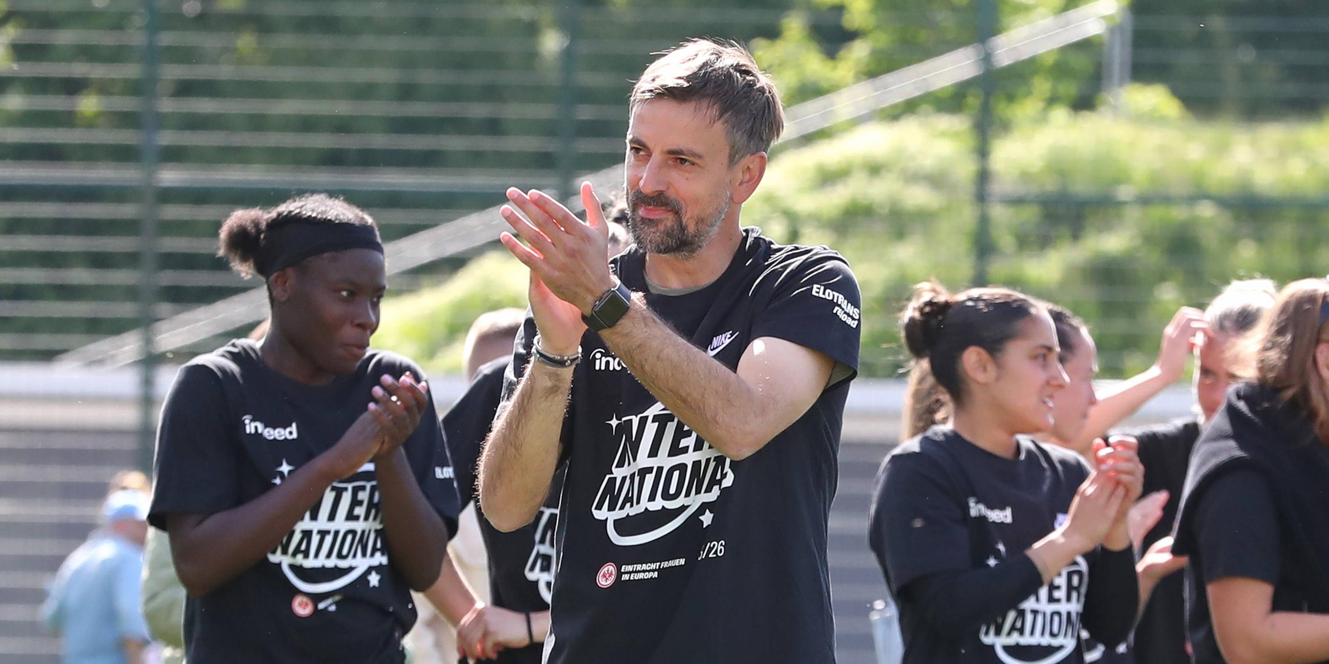 Trainer Niko Arnautis (Eintracht Frankfurt) klatscht zu den Fans.