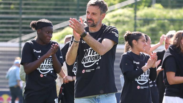 Trainer Niko Arnautis (Eintracht Frankfurt) klatscht zu den Fans.