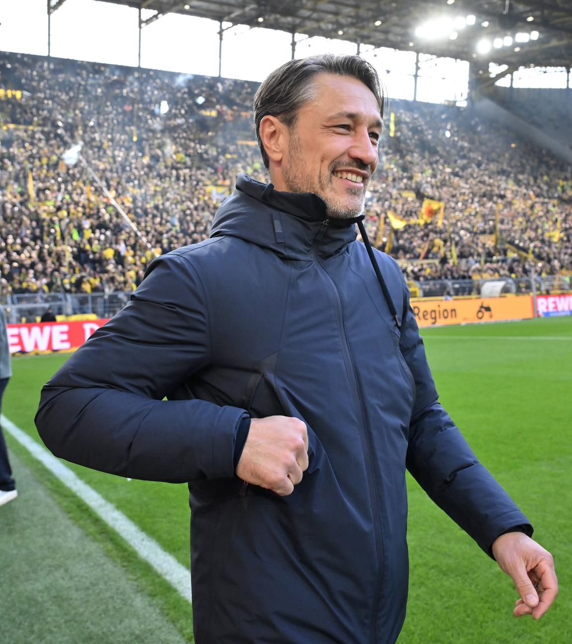 Niko Kovac vor der Dortmunder Südtribüne
