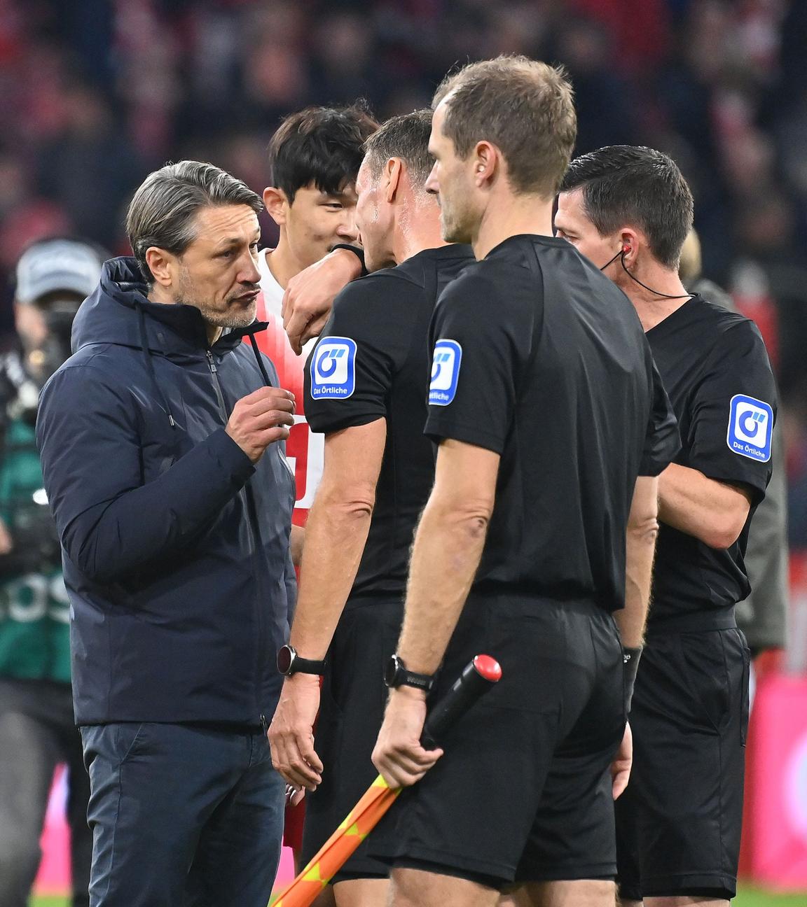 Niko Kovac, Trainer von Borussia Dortmund, im Gespräch mit Schiedsrichter Dankert nach dem Spiel gegen FC Bayern Muenchen am 18.10.25 in Dortmund.