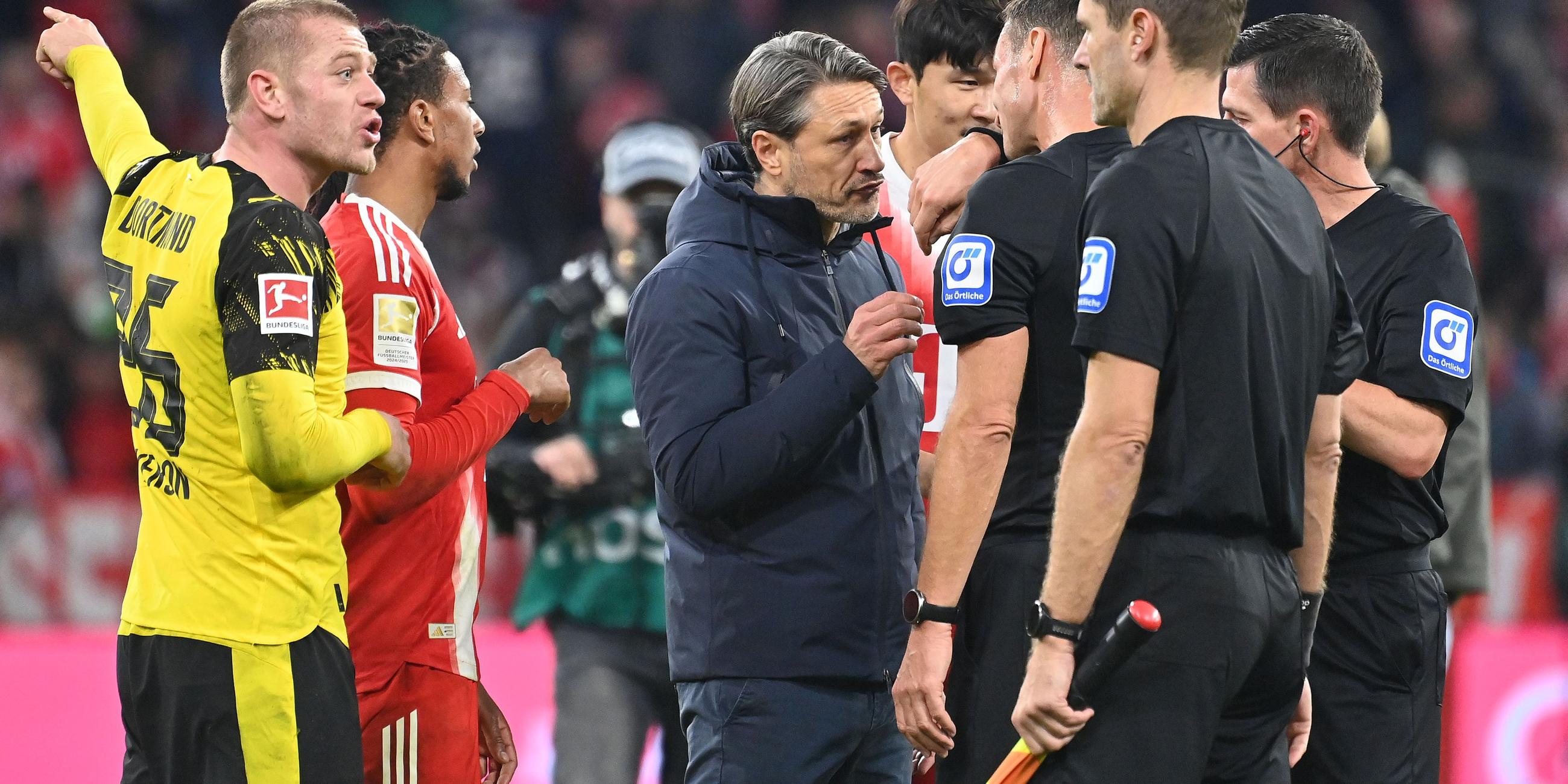 Niko Kovac, Trainer von Borussia Dortmund, im Gespräch mit Schiedsrichter Dankert nach dem Spiel gegen FC Bayern Muenchen am 18.10.25 in Dortmund.
