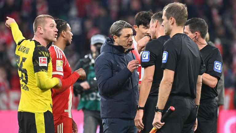 Niko Kovac, Trainer von Borussia Dortmund, im Gespräch mit Schiedsrichter Dankert nach dem Spiel gegen FC Bayern Muenchen am 18.10.25 in Dortmund.