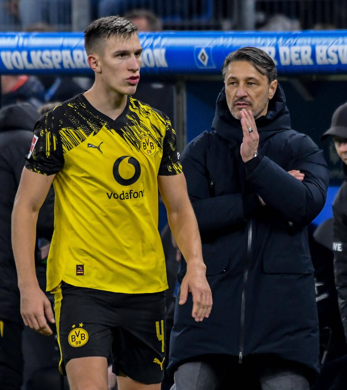 Nico Schlotterbeck spricht mit Niko Kovac Trainer ( BVB ) Deutschland. 