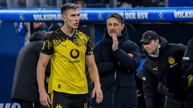 Nico Schlotterbeck spricht mit Niko Kovac Trainer ( BVB ) Deutschland. 