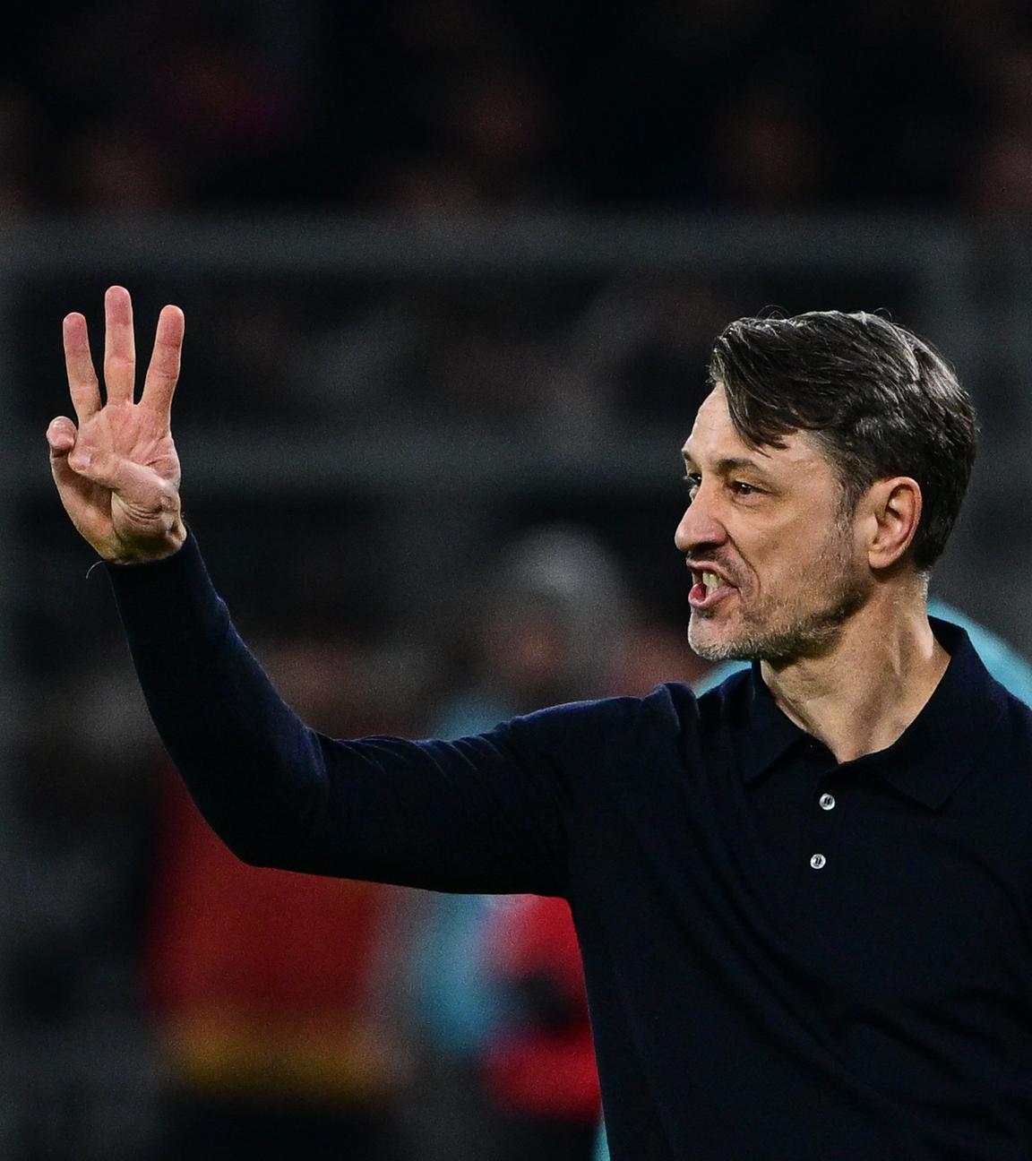 Cheftrainer Niko Kovac von Borussia Dortmund hebt drei Finger in die Luft während des Fußballspiels gegen FC St. Pauli am 17.01.2026. 