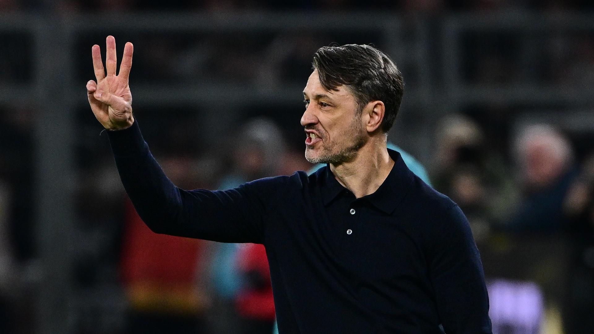 Cheftrainer Niko Kovac von Borussia Dortmund hebt drei Finger in die Luft während des Fußballspiels gegen FC St. Pauli am 17.01.2026. 