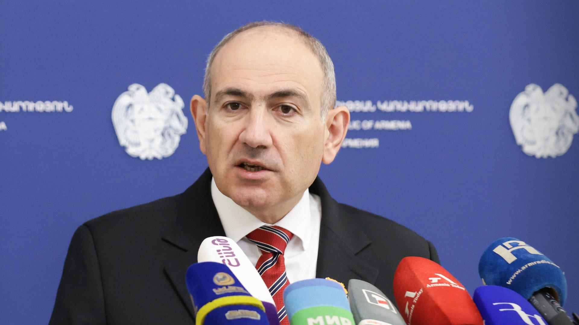 Armeniens Premierminister Nikol Paschinjan spricht zu Vertretern der Presse. (Archiv)