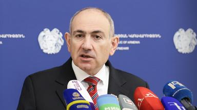Armeniens Premierminister Nikol Paschinjan spricht zu Vertretern der Presse. (Archiv)