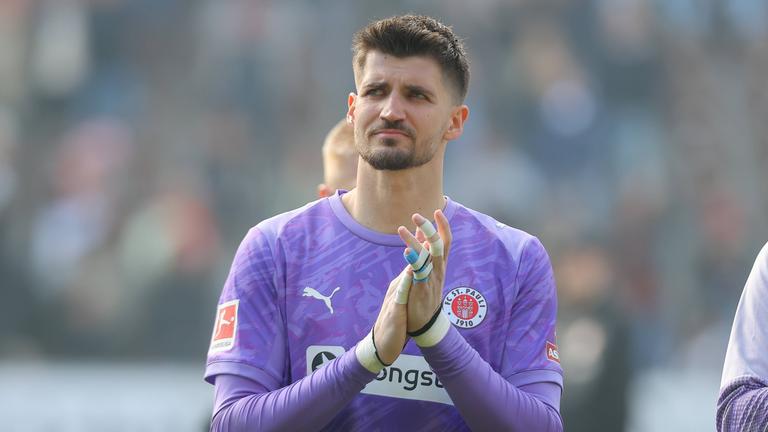 St.-Pauli-Torhüter Nikola Vasilj bedankt sich nach dem Bundesliga-Spiel gegen den  bei den Fans.
