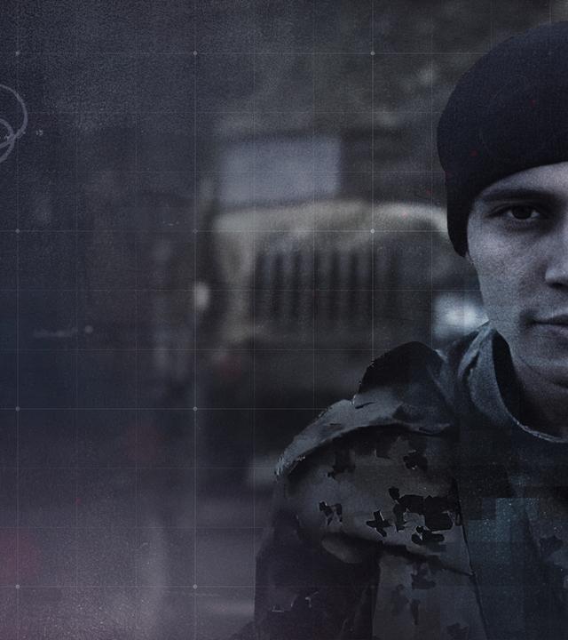 Nikolaj B., deutscher Söldner auf der Seite von Russland, im Kampfanzug