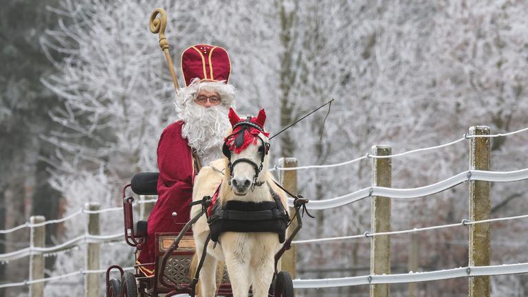 Ein als Nikolaus verkleideter Mann ist mit einer von einem Pony gezogenen Kutsche auf dem Weg zur einer Adventsfeier.