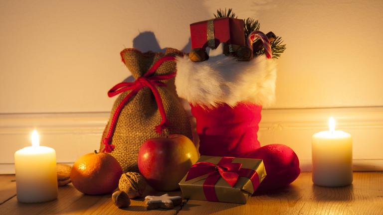 Nikolasstiefel und Kerzen auf dem Boden