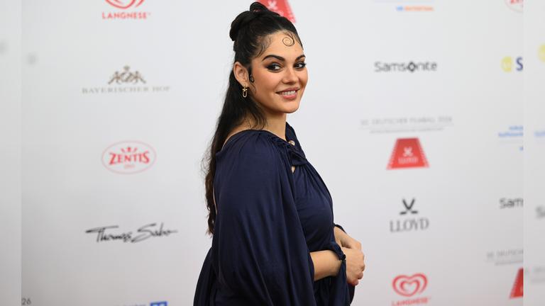 Schauspielerin Nilam Farooq posiert mit einem kleinen Baby-Bauch.