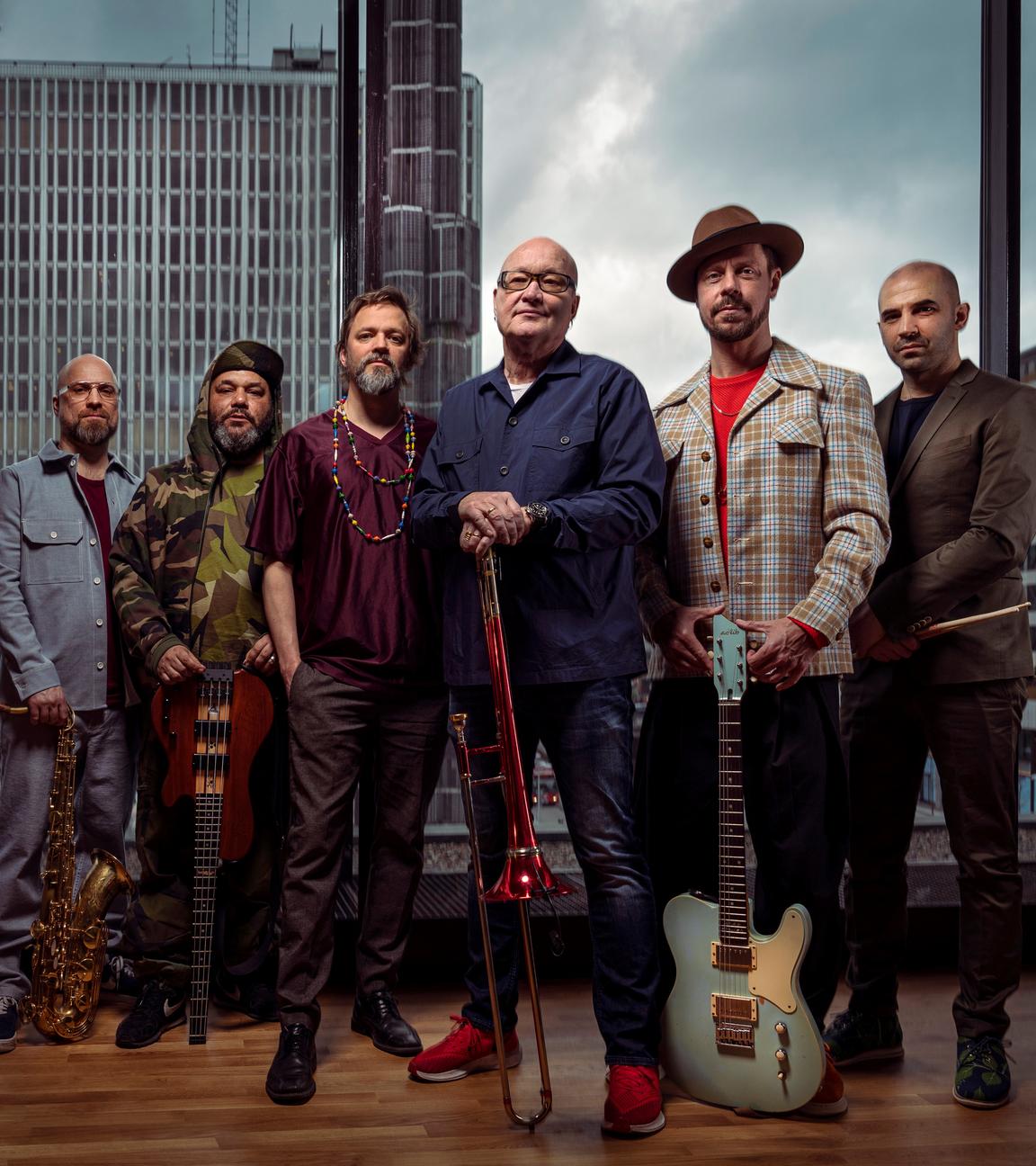 Die Nils Landgren Funk Unit im Stockholmer Kulturhuset, fotografiert von innen nach draußen, durch die Glasfassade mit Blick auf den Platz. 