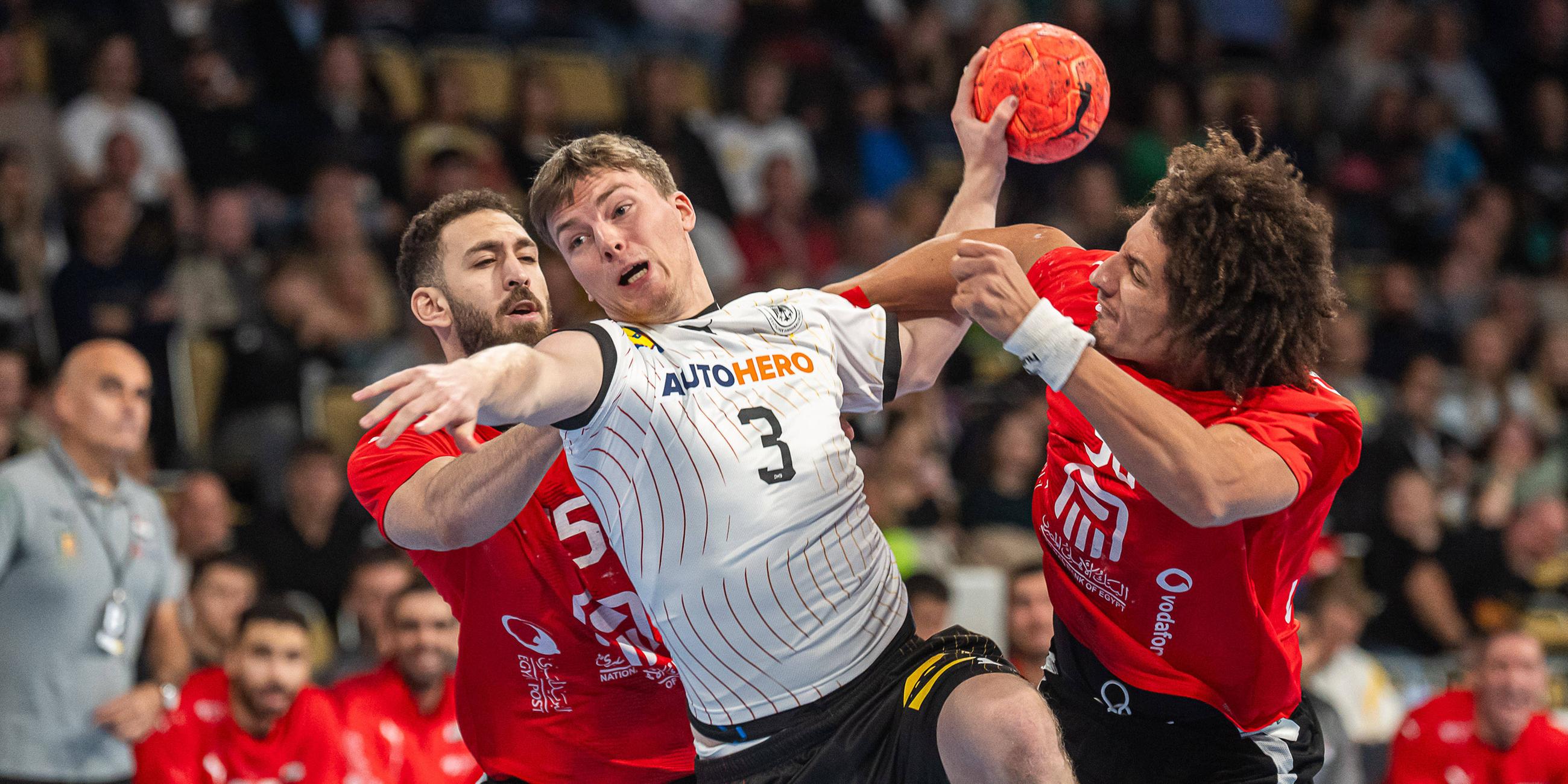 Nils Lichtlein (Deutschland, 03) im Duell mit Mohsen Ramadan (Aegypten, 55) und Ali Zein (Aegypten, 90), Deutschland vs.