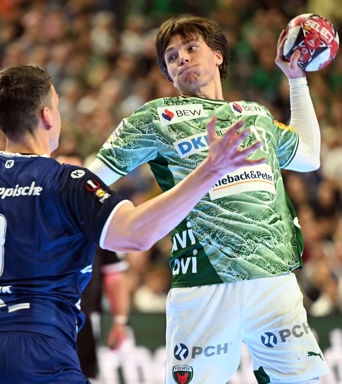 Frederik Simak (TBV Lemgo) und Nils Lichtlein (Füchse Berlin) kämpfen am 18.04.2026 in der Lanxess Arena in Köln um den Ball.