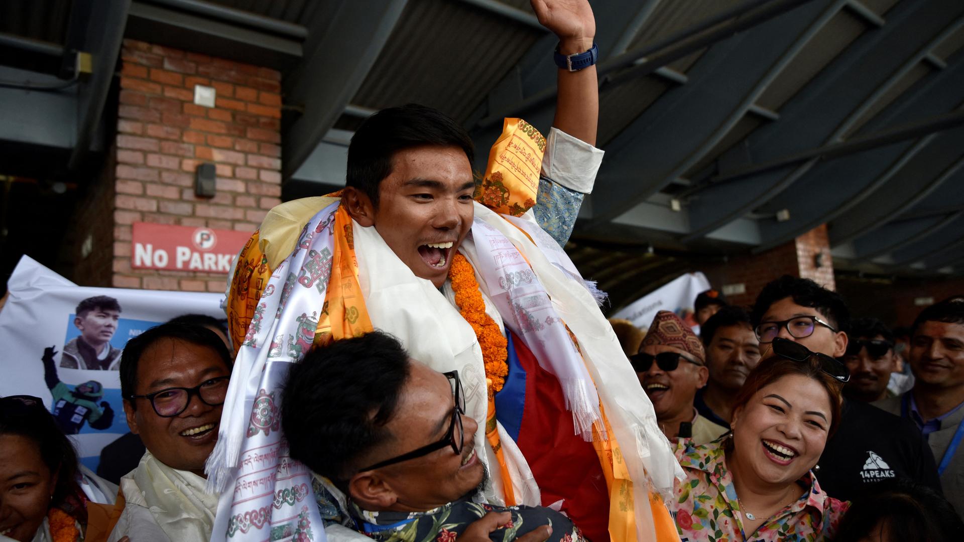 Nima Rinji Sherpa, Nepalesischer Rekord-Bergsteiger, bei der Ankunft in Kathmandu, Nepal