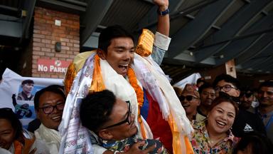 Nima Rinji Sherpa, Nepalesischer Rekord-Bergsteiger, bei der Ankunft in Kathmandu, Nepal