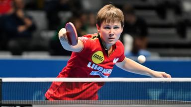 Nina Mittelham schlägt mit fokussiertem Blick den Tischtennisball zurück