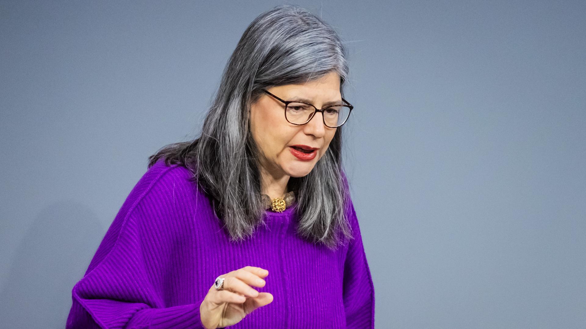 Die SPD-Bundestagsabgeordnete Nina Scheer an einem Rednerpult