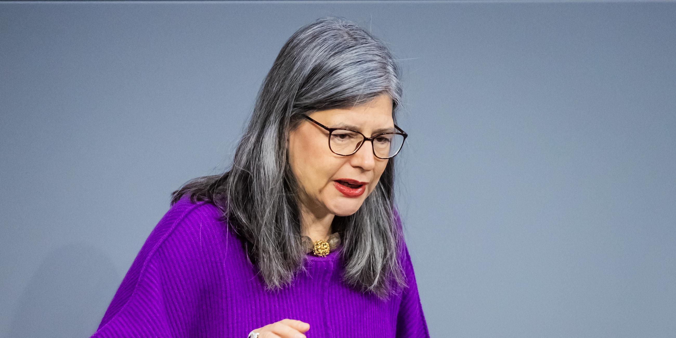 Die SPD-Bundestagsabgeordnete Nina Scheer an einem Rednerpult