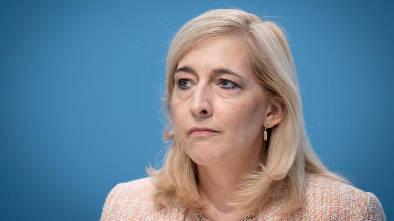 Bundesgesundheitsministerin Nina Warken bei einer Pressekonferenz am 02.07.2025 in Berlin. 