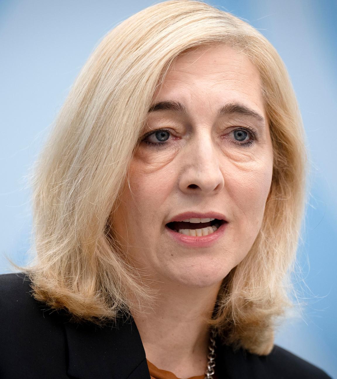 Nina Warken bei dem Pressestatement zur Finanzentwicklung der GKV im 1. Halbjahr 2025 im Bundesgesundheitsministerium am 05.09.2025 in Berlin.