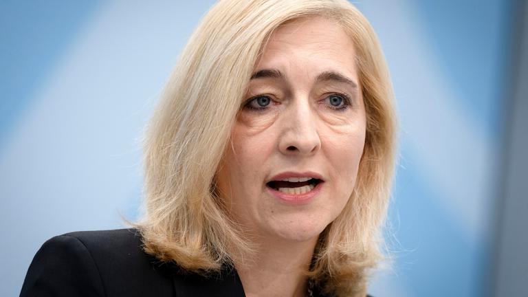 Nina Warken bei dem Pressestatement zur Finanzentwicklung der GKV im 1. Halbjahr 2025 im Bundesgesundheitsministerium am 05.09.2025 in Berlin.