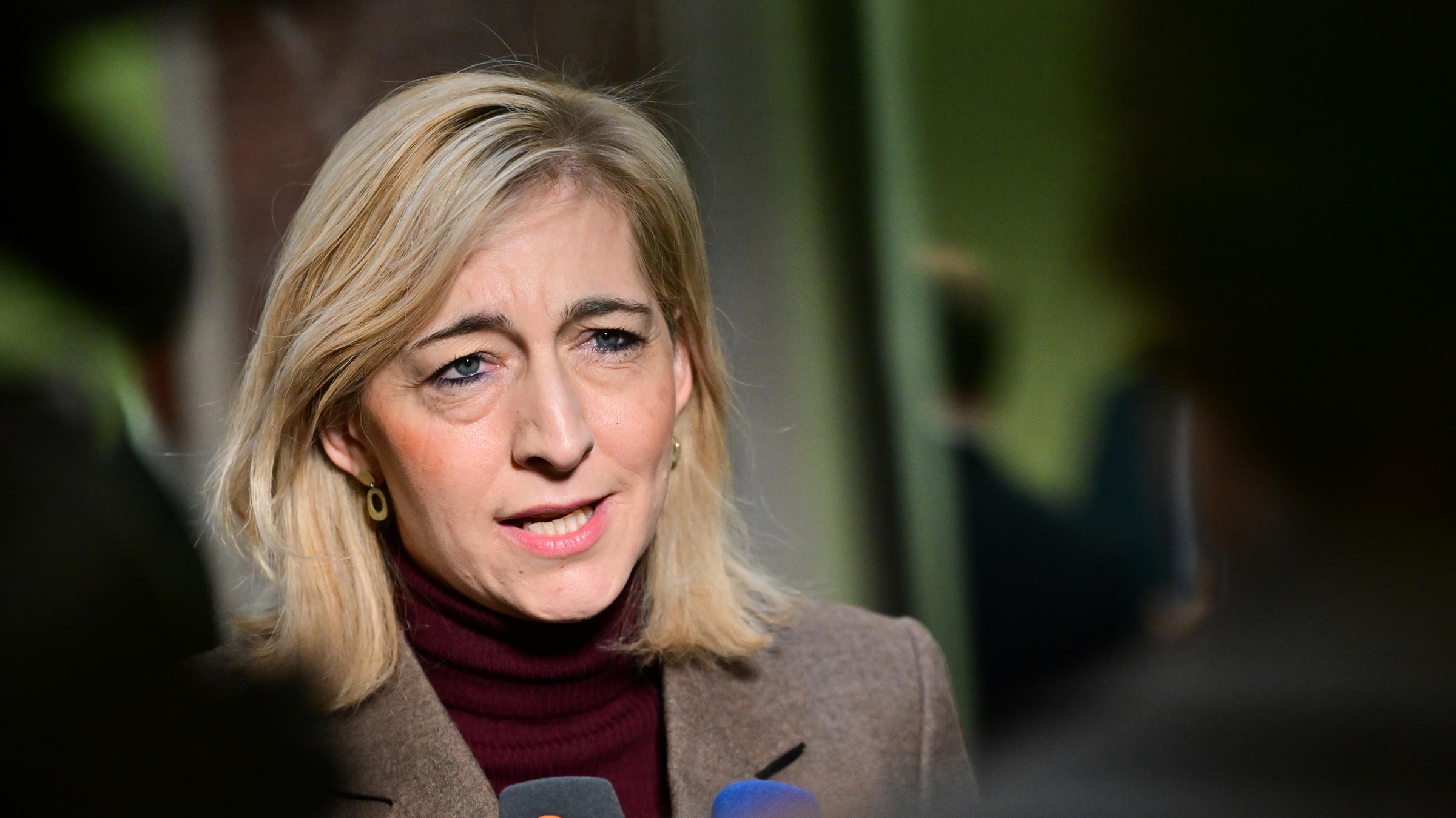 Bundesministerin für Gesundheit Nina Warken (CDU) gibt ein Interview während der 1060. Sitzung des Bundesrates.