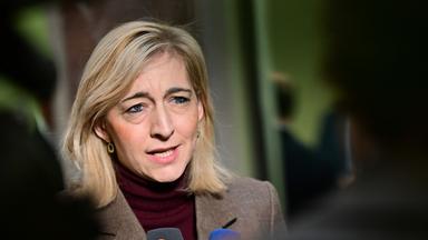 Bundesministerin für Gesundheit Nina Warken (CDU) gibt ein Interview während der 1060. Sitzung des Bundesrates.