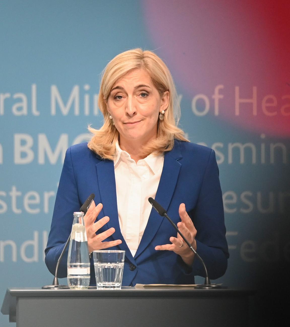 Nina Warken (CDU), Bundesministerin für Gesundheit spricht bei einer Pressekonferenz in Berlin. (Archiv)