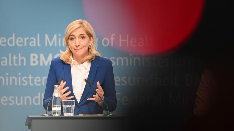 Nina Warken (CDU), Bundesministerin für Gesundheit spricht bei einer Pressekonferenz in Berlin. (Archiv)