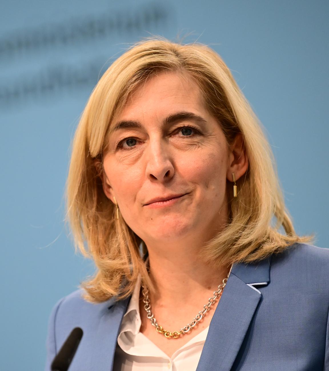 Nina Warken (CDU), Bundesministerin für Gesundheit, spricht während einer Pressekonferenz zur geplanten Finanzreform für die gesetzliche Krankenkasse (GKV).