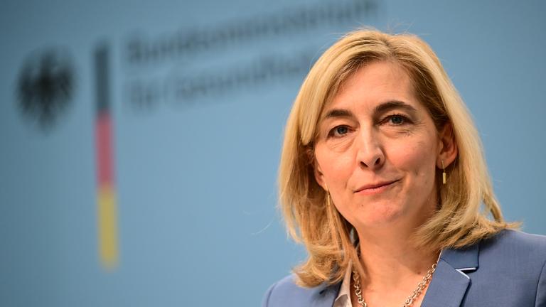 Nina Warken (CDU), Bundesministerin für Gesundheit, spricht während einer Pressekonferenz zur geplanten Finanzreform für die gesetzliche Krankenkasse (GKV).