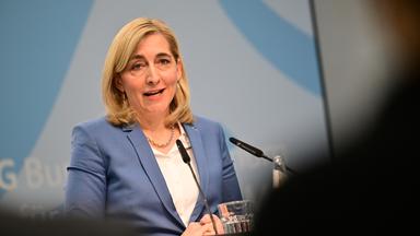 Nina Warken (CDU), Bundesministerin für Gesundheit, spricht während einer Pressekonferenz.