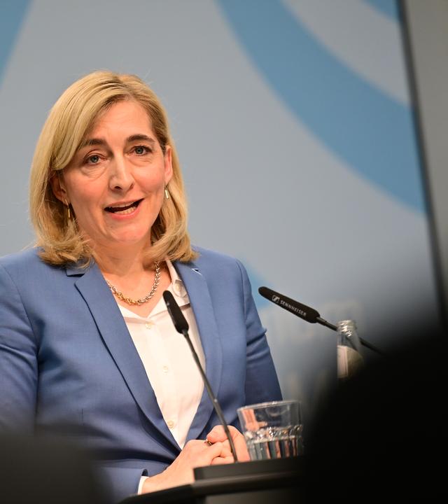 Nina Warken (CDU), Bundesministerin für Gesundheit, spricht während einer Pressekonferenz.