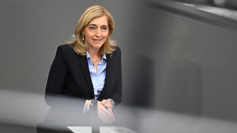 Nina Warken (CDU), Bundesministerin für Gesundheit, spricht zum GKV-Beitragssatzstabilisierungsgesetz im Plenarsaal im Bundestag am 12.06.2026.