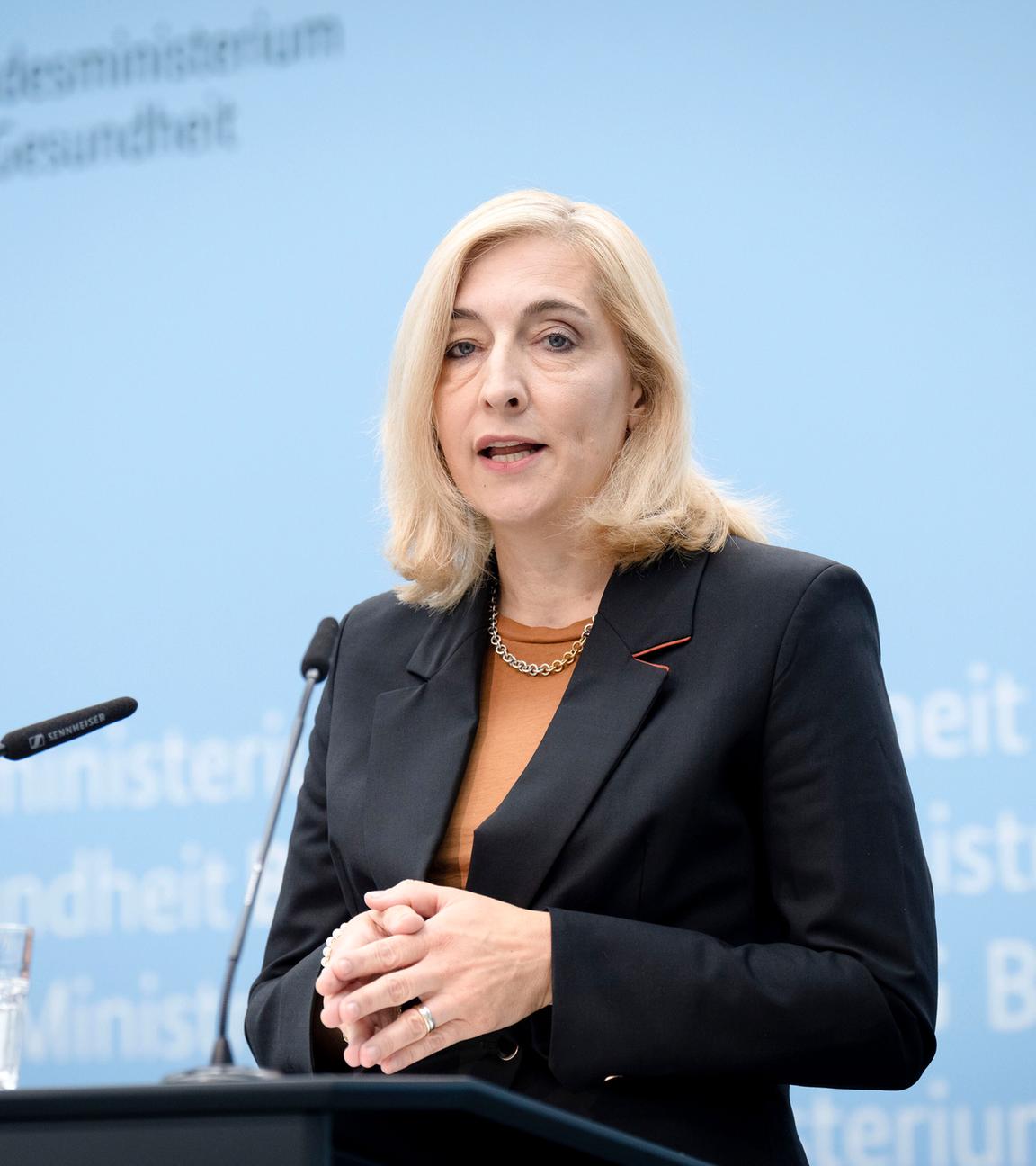 Nina Warken beim Pressestatement zur Finanzentwicklung der GKV im 1. Halbjahr 2025 im Bundesgesundheitsministerium in Berlin