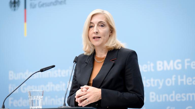 Nina Warken beim Pressestatement zur Finanzentwicklung der GKV im 1. Halbjahr 2025 im Bundesgesundheitsministerium in Berlin