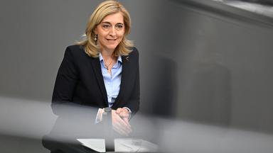12.06.2026, Berlin: Nina Warken (CDU), Bundesministerin für Gesundheit, spricht zum GKV-Beitragssatzstabilisierungsgesetz im Plenarsaal im Bundestag.