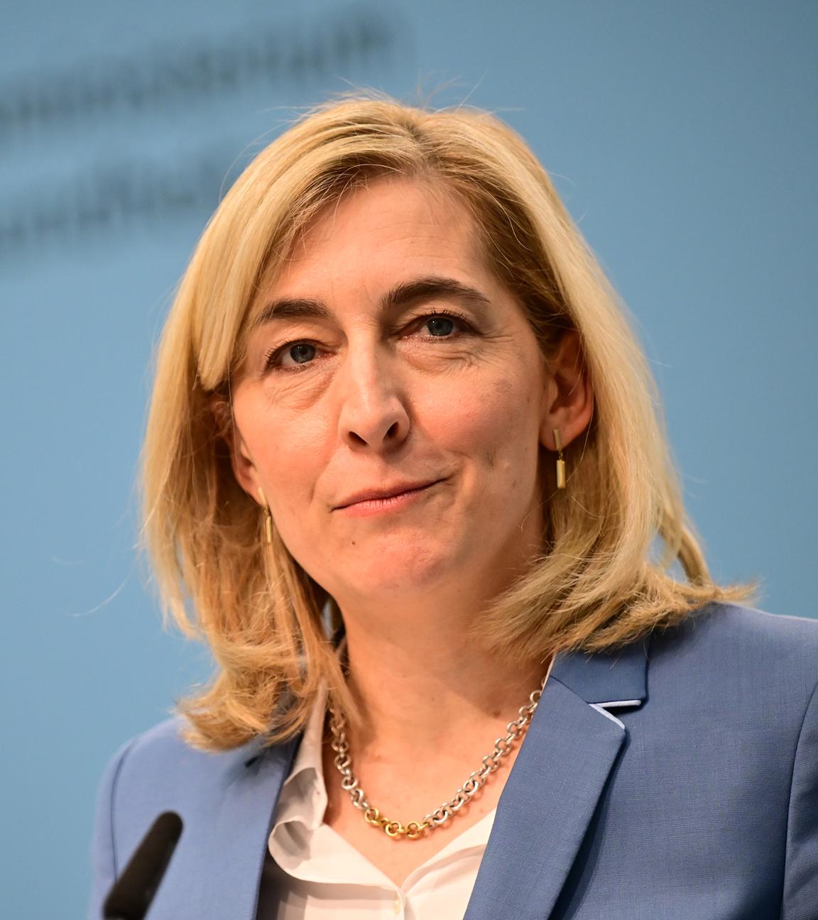 Berlin: Nina Warken (CDU), Bundesministerin für Gesundheit, spricht während einer Pressekonferenz zur geplanten Finanzreform für die gesetzliche Krankenkasse (GKV).