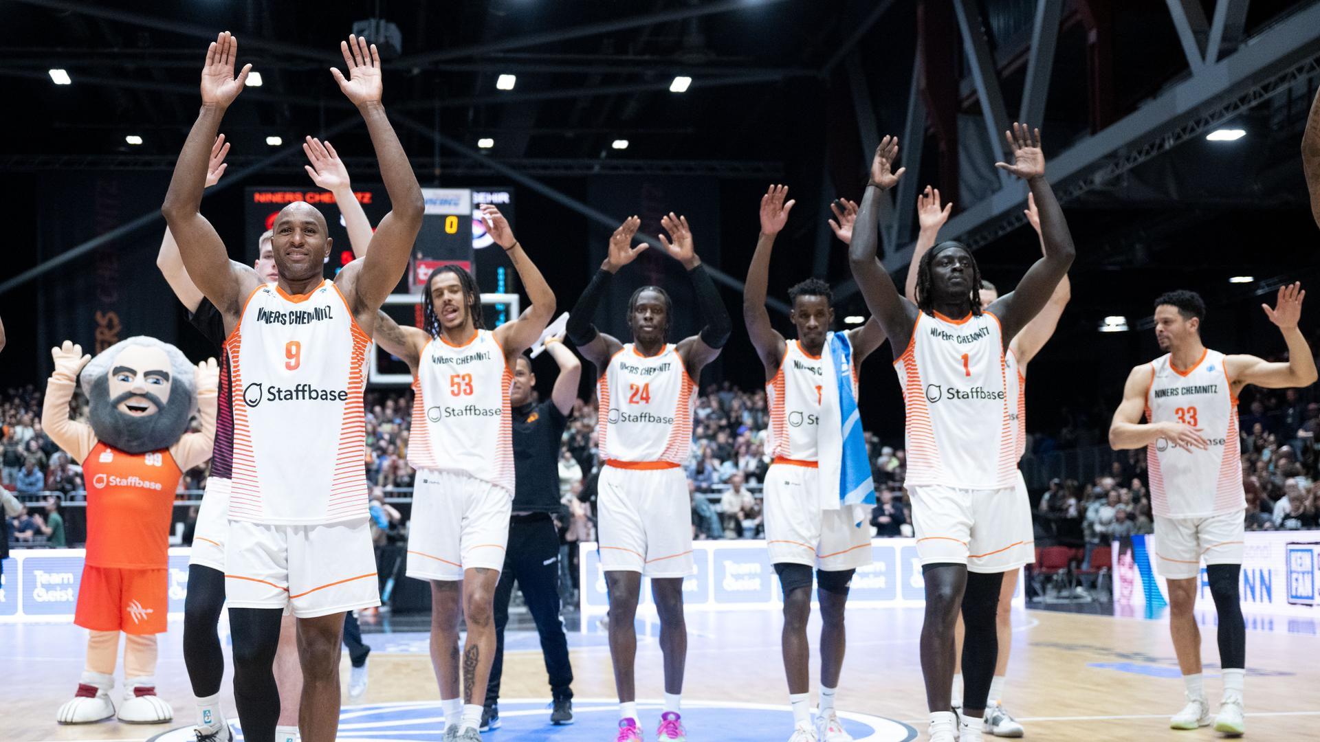 17.04.2024, Sachsen, Chemnitz: Basketball, Europe Cup, Niners Chemnitz - Bahcesehir Koleji, K.o.-Runde, Finale, Hinspiele, Chemnitz Arena. Die Mannschaft der Niners mit DeAndre Lansdowne (vorn) reagiert nach dem Sieg